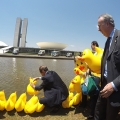 Pato gigante no Congresso marca lanamento em Braslia de campanha contra o aumento de impostos