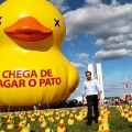 Pato gigante representa indignao dos brasileiros, diz Skaf